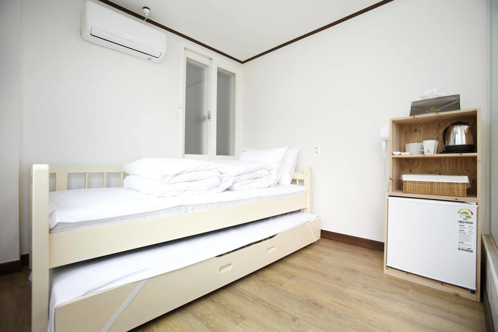 24 Guesthouse Sinchon Hongdae Seoul Eksteriør billede