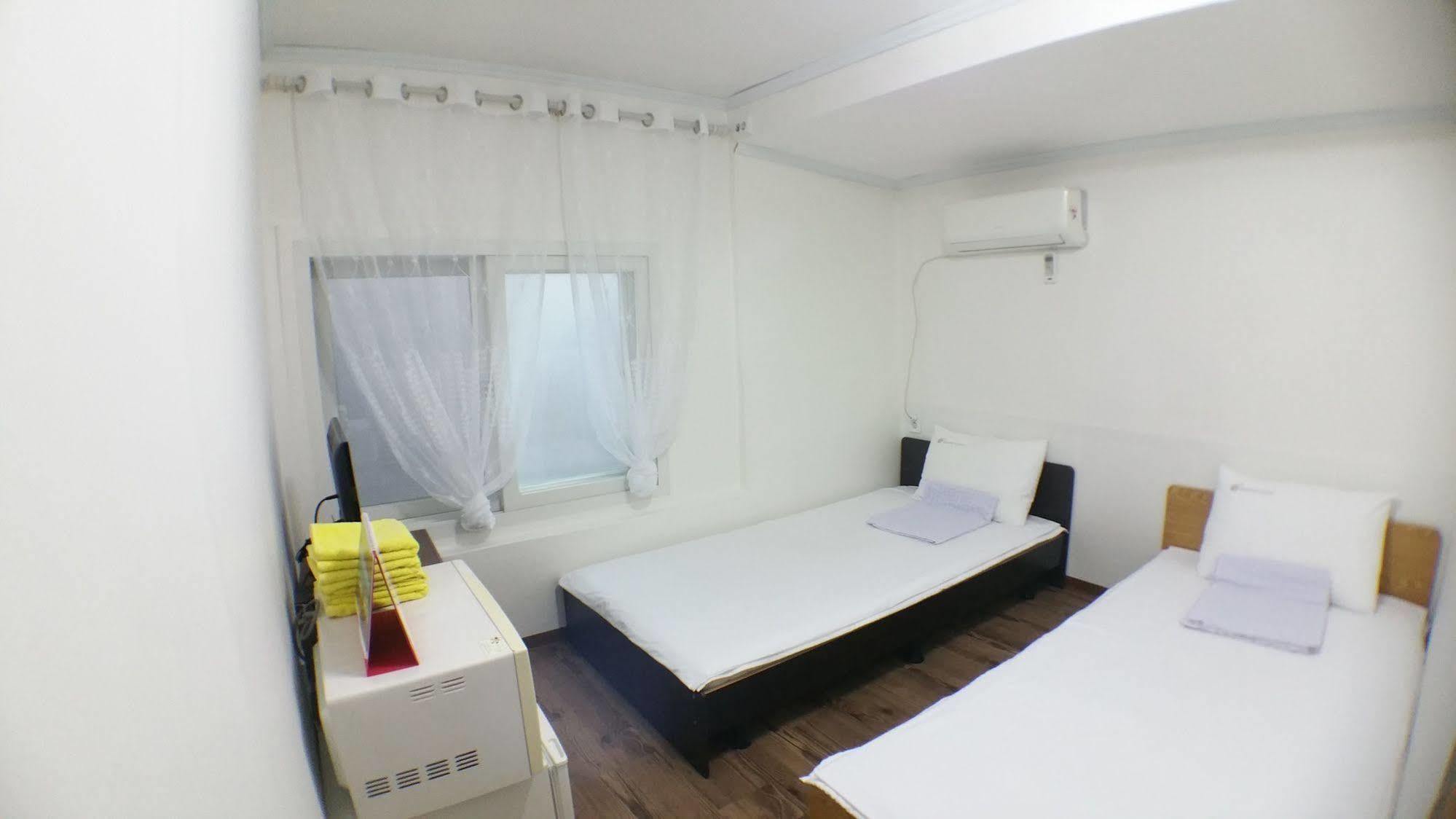 24 Guesthouse Sinchon Hongdae Seoul Eksteriør billede