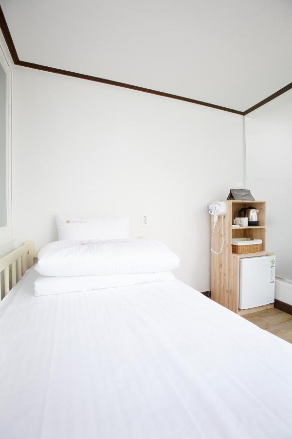 24 Guesthouse Sinchon Hongdae Seoul Eksteriør billede